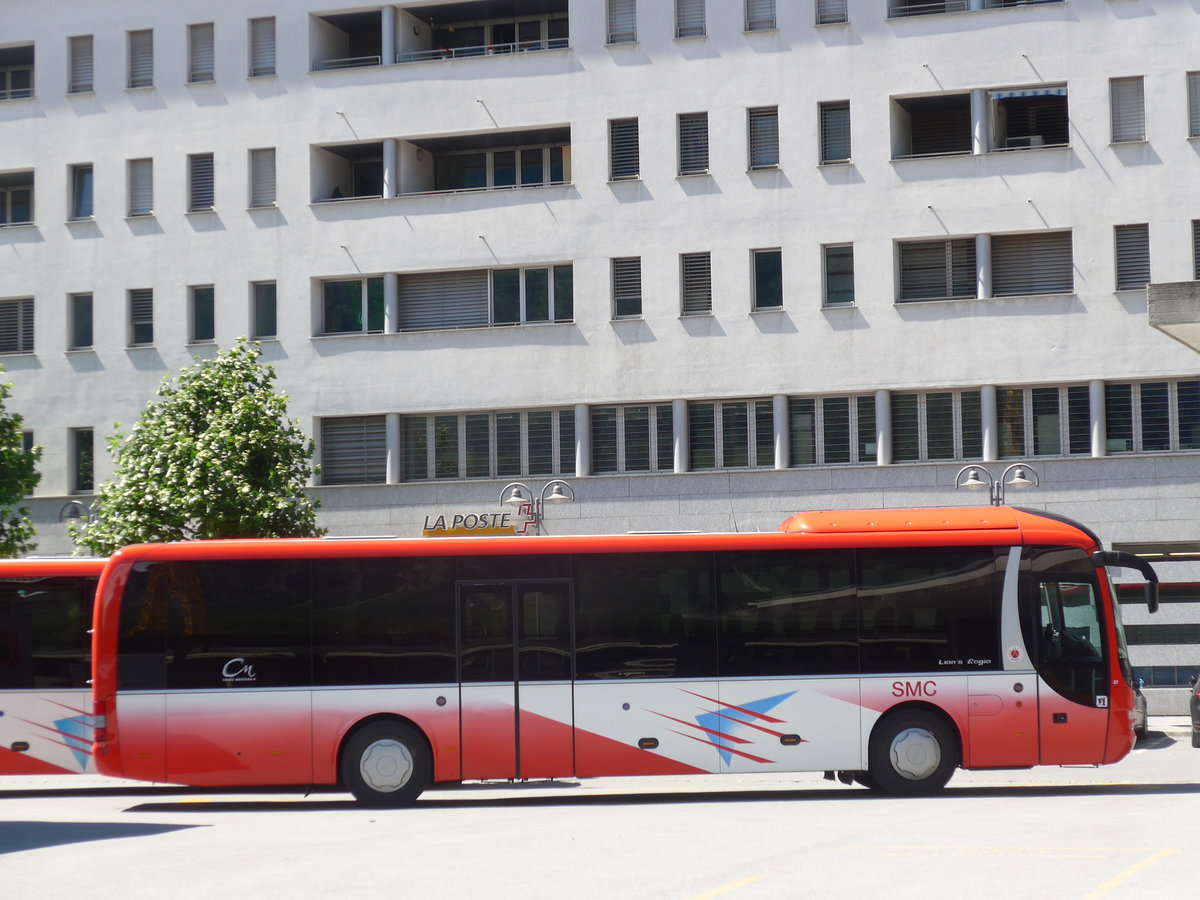 (172'722) - SMC Montana - Nr. 37/VS 352'837 - MAN am 3. Juli 2016 beim Bahnhof Sierre