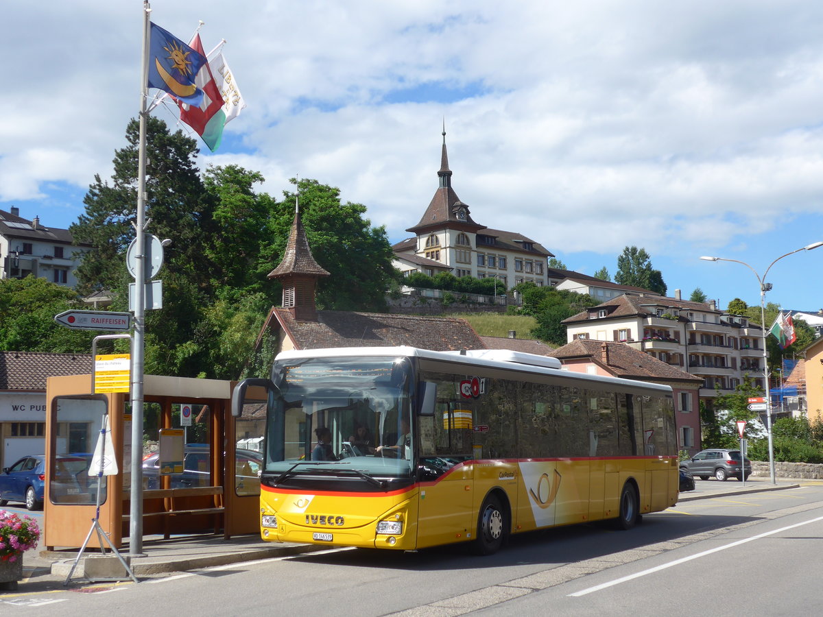 (172'964) - CarPostal Ouest - VD 146'539 - Iveco am 13. Juli 2016 in Grandson, Place du Chteau