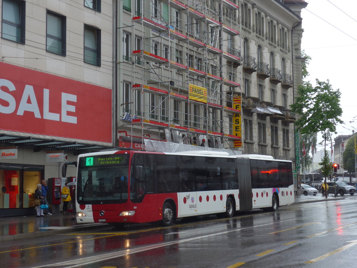 (173'002) - TPF Fribourg - Nr. 551/FR 300'426 - Mercedes am 14. Juli 2016 beim Bahnhof Fribourg