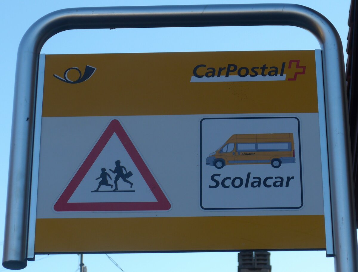 (173'127) - PostAuto-Haltestellenschild - Suscvaz, Scolacar - am 19. Juli 2016