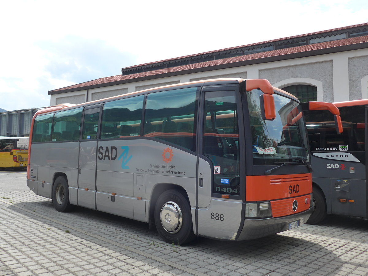(173'324) - SAD Bozen - Nr. 888/BB-416 LC - Mercedes am 24. Juli 2016 beim Bahnhof Mals