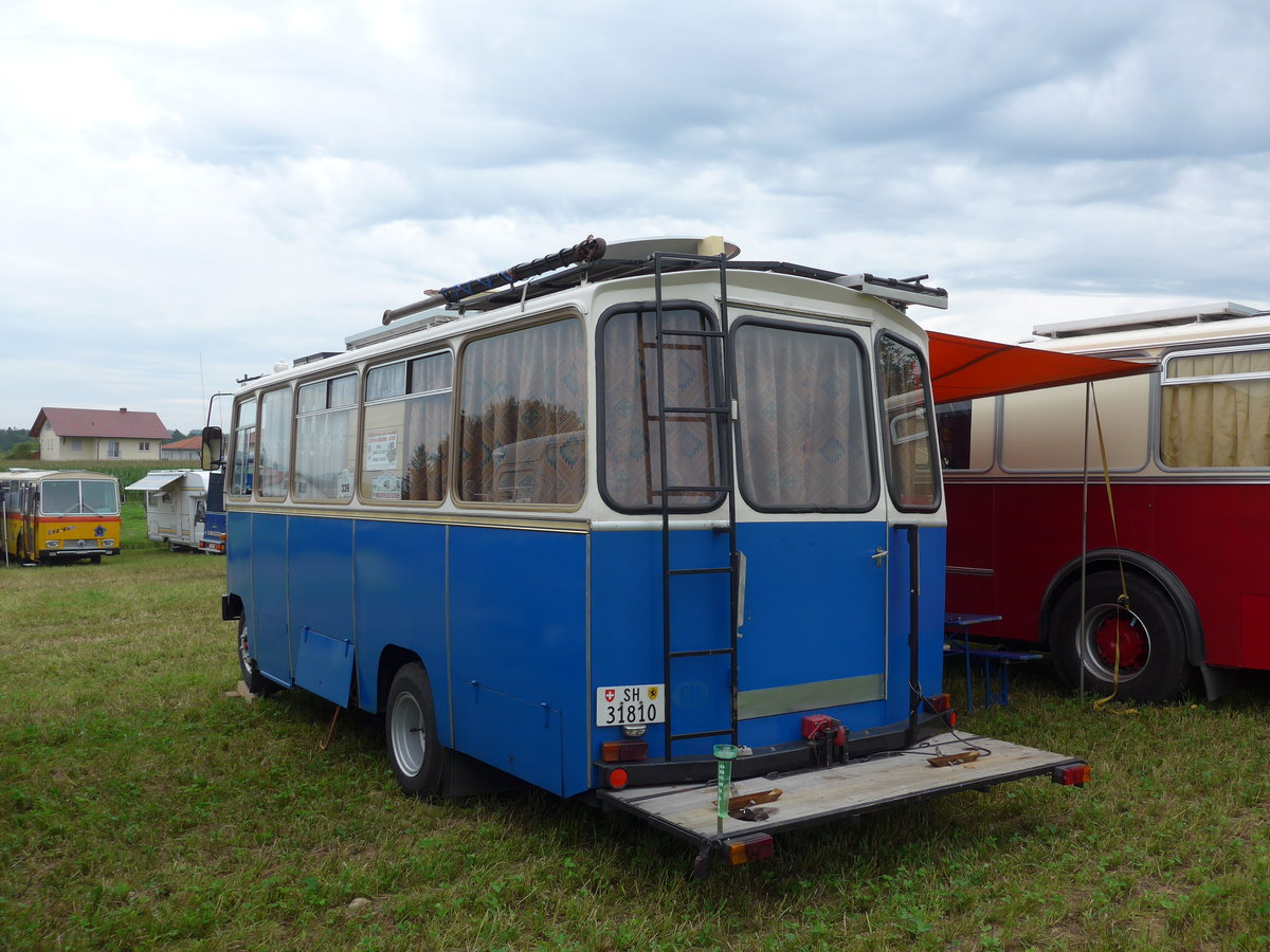 (174'021) - Aus der Schweiz: Niederer P., Langwiesen - SH 31'810 - Mercedes/R&J (ex Stoll, Wilchingen) am 20. August 2016 in Bsingen, Bahnhof