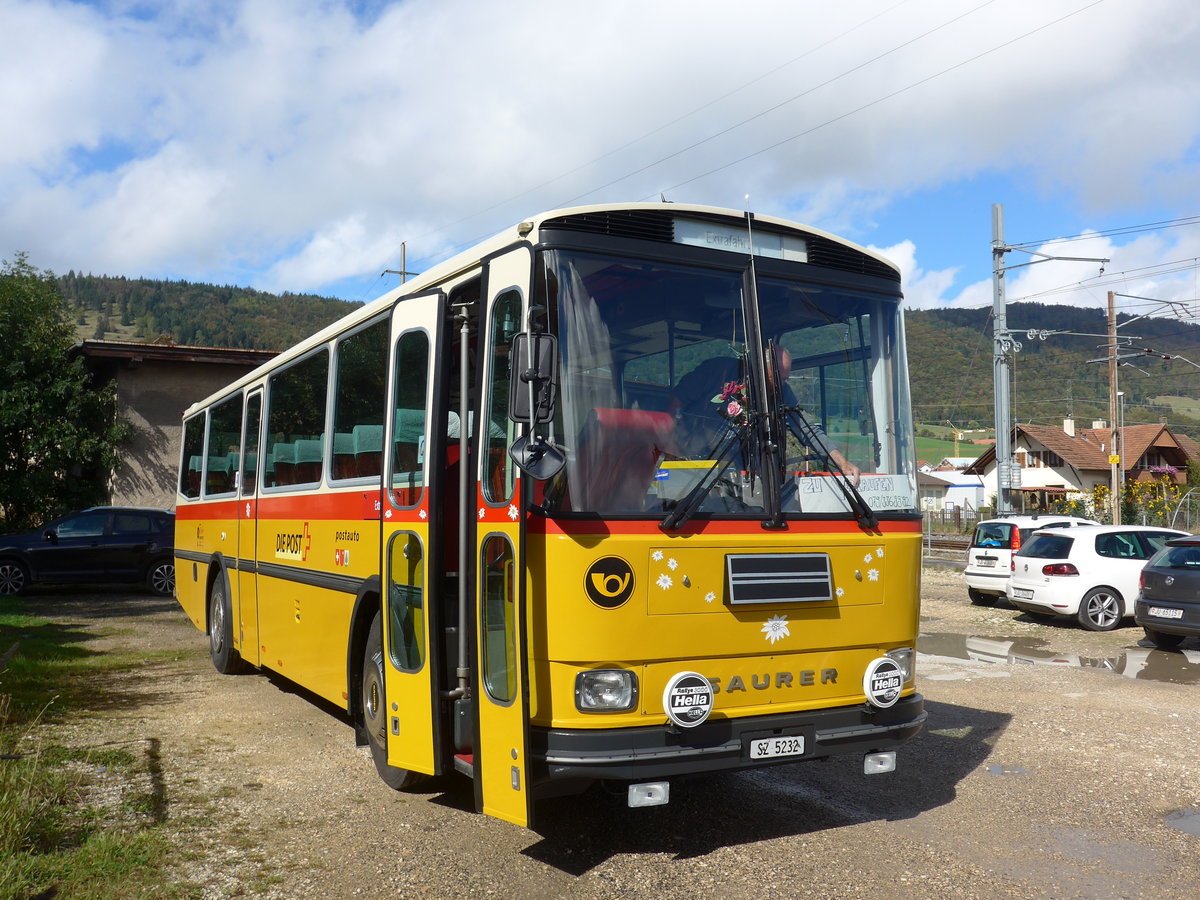 (175'388) - Fssler, Unteriberg - Nr. 6/SZ 5232 - Saurer/R&J (ex Schrch, Gutenburg Nr. 6; ex P 24'358) am 2. Oktober 2016 in Glovelier, Hotel de la Poste