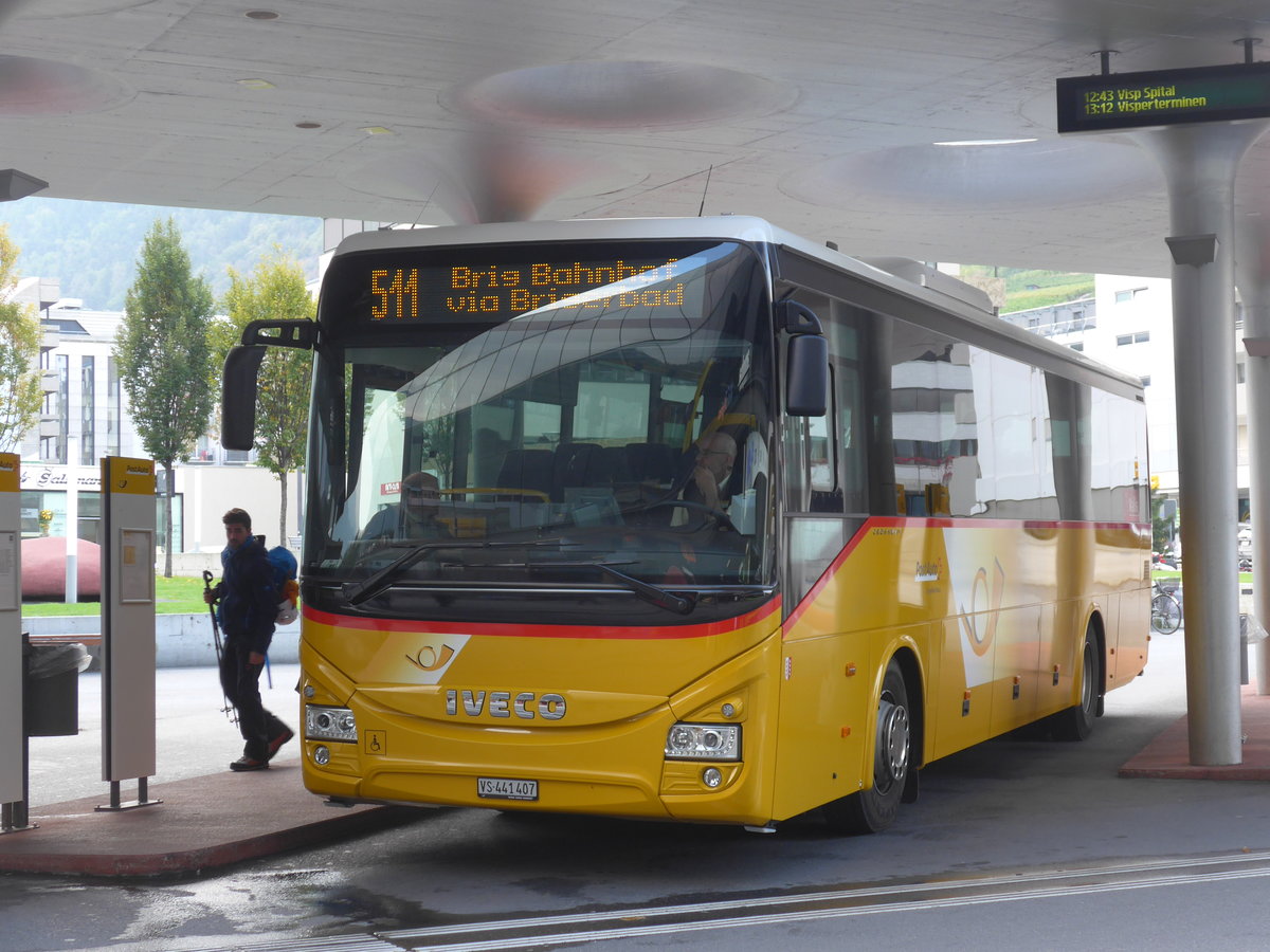 (175'554) - PostAuto Wallis - VS 441'407 - Iveco am 9. Oktober 2016 beim Bahnhof Visp