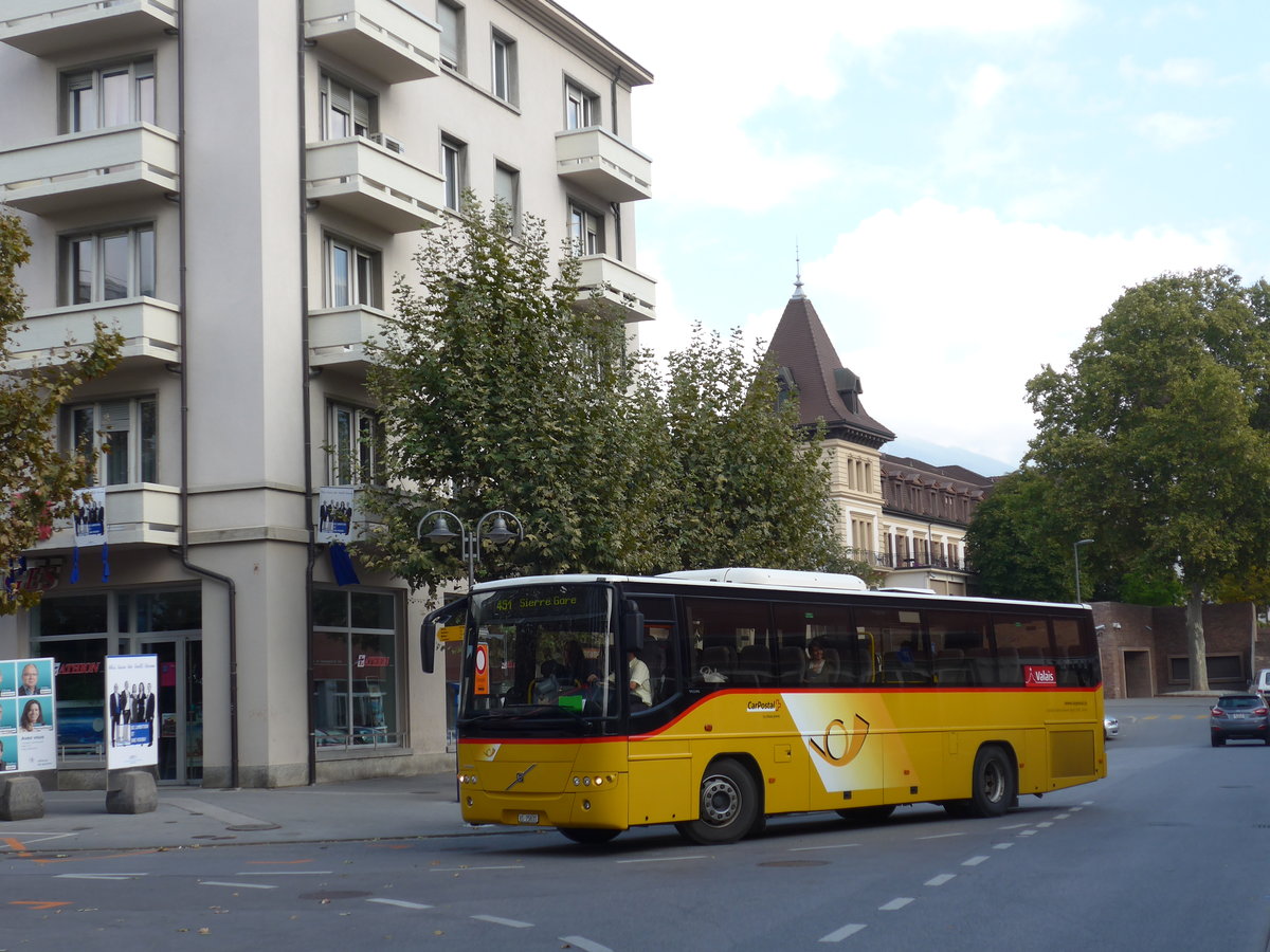 (175'556) - TSAR, Sierre - VS 75'035 - Volvo (ex Epiney, Ayer) am 9. Oktober 2016 beim Bahnhof Sierre