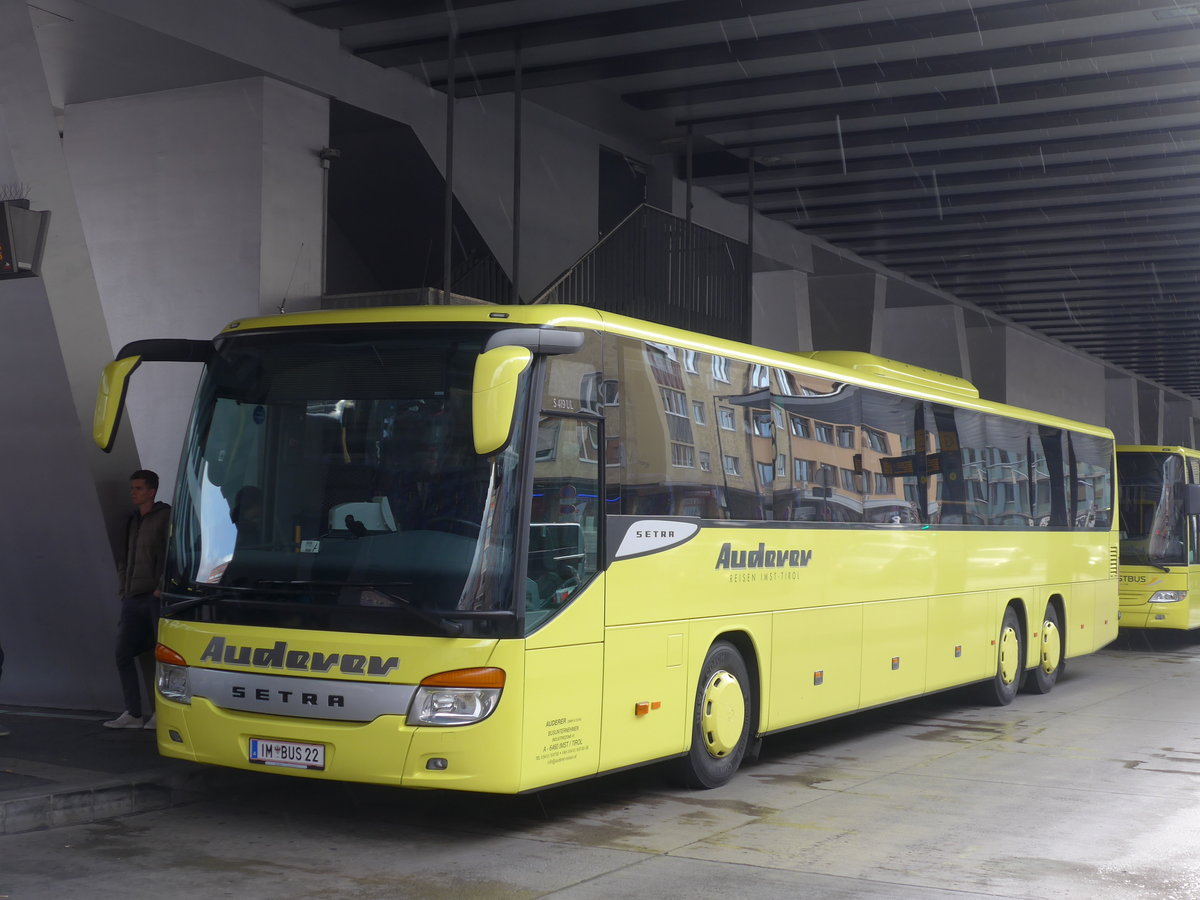 (175'801) - Auderer, Imst - IM BUS 22 - Setra am 18. Oktober 2016 beim Bahnhof Innsbruck