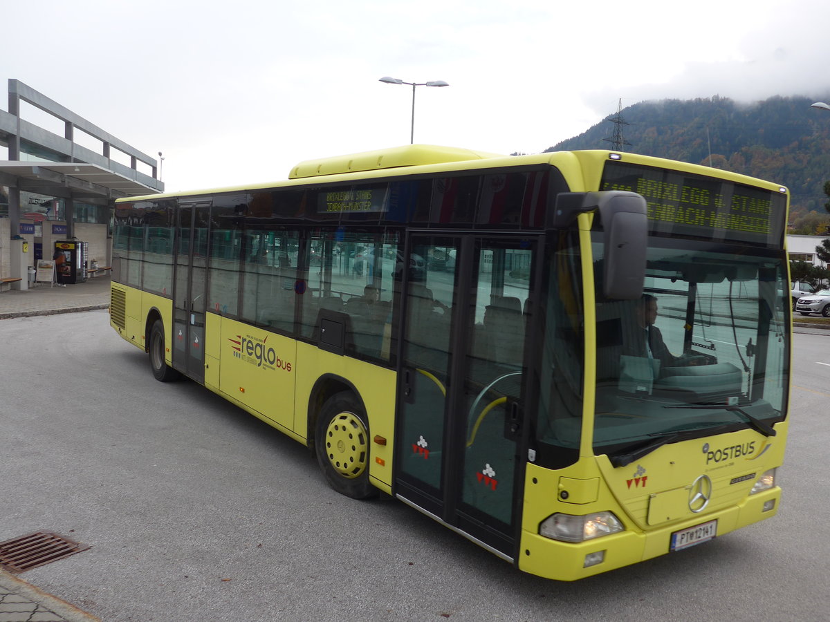 (176'119) - PostBus - PT 12'141 - Mercedes am 21. Oktober 2016 beim Bahnhof Jenbach