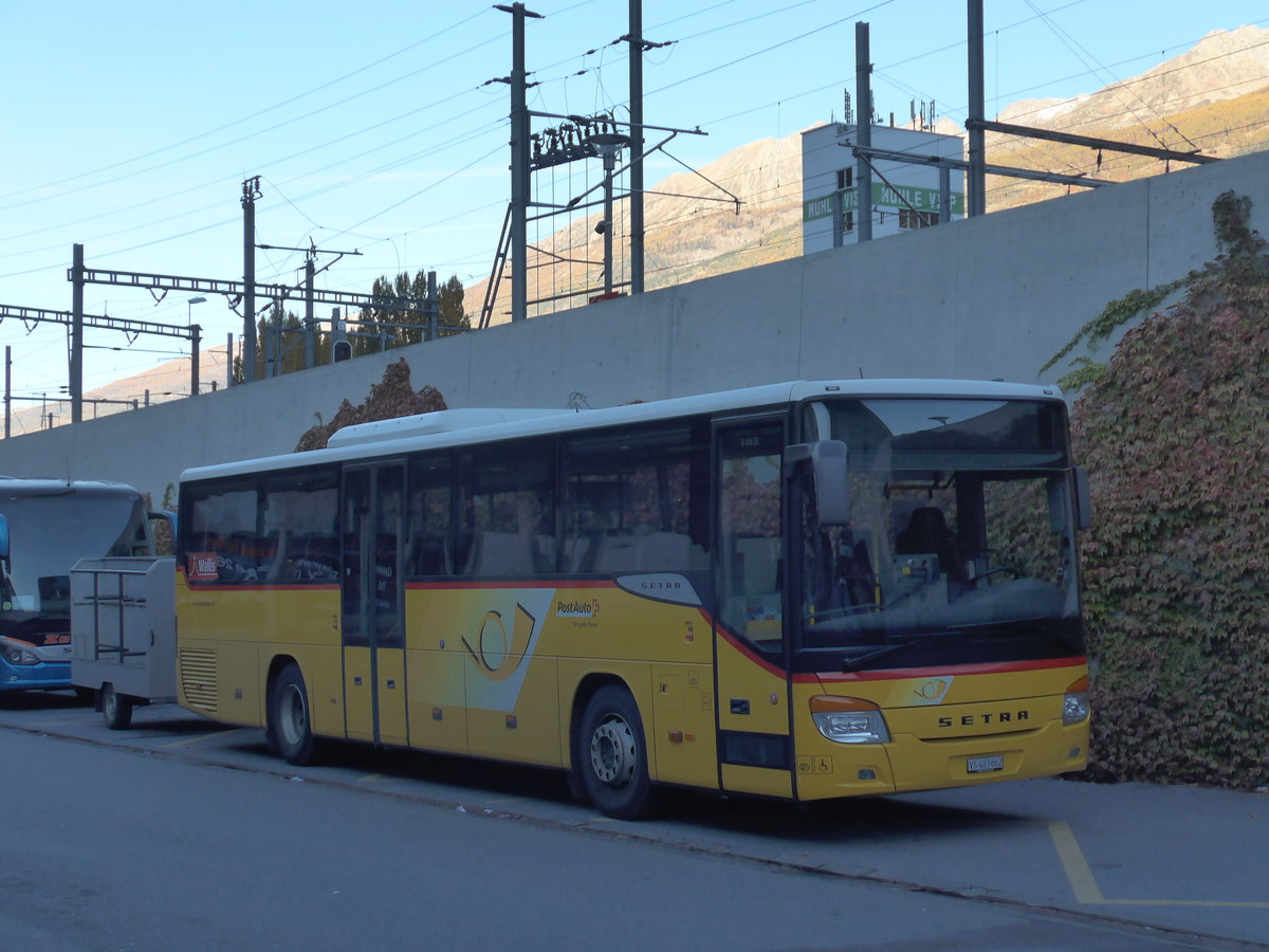 (176'354) - PostAuto Wallis - VS 403'662 - Setra am 30. Oktober 2016 beim Bahnhof Visp