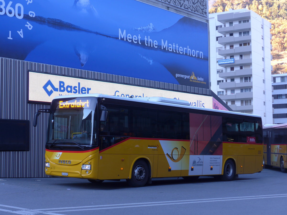 (176'365) - PostAuto Wallis - VS 424'837 - Iveco am 30. Oktober 2016 beim Bahnhof Visp