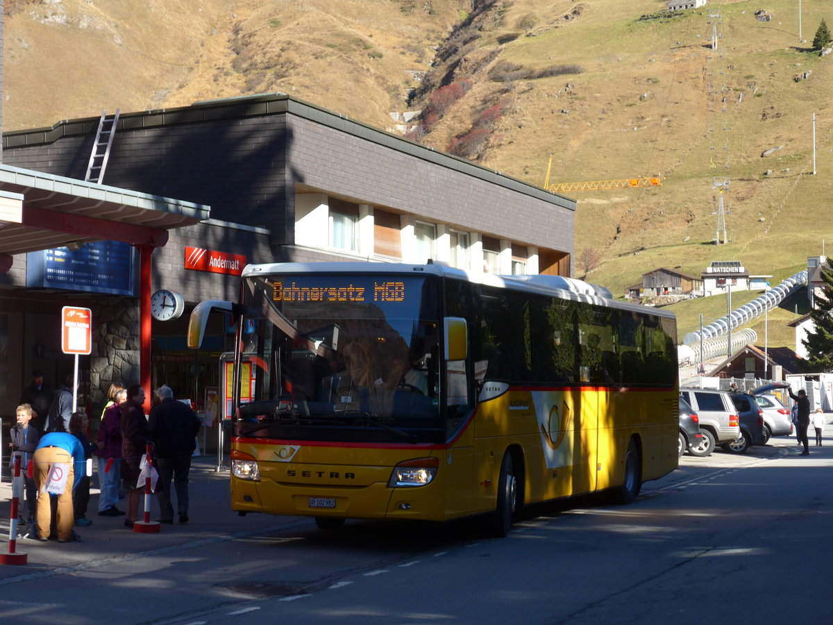 (176'404) - Bundi, Disentis - GR 102'982 - Setra am 30. Oktober 2016 beim Bahnhof Andermatt