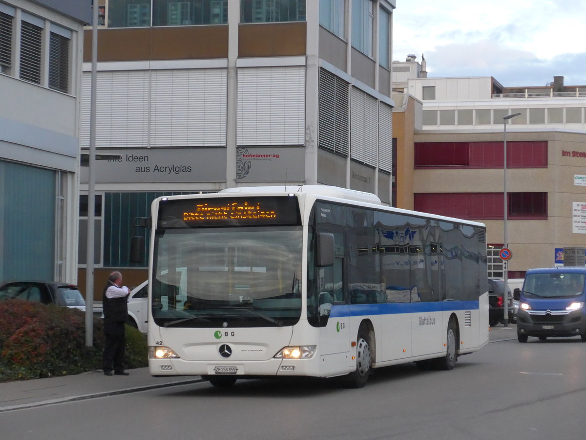 (176'573) - Welti-Furrer, Bassersdorf - Nr. 42/ZH 250'855 - Mercedes am 4. November 2016 in Kloten, EvoBus