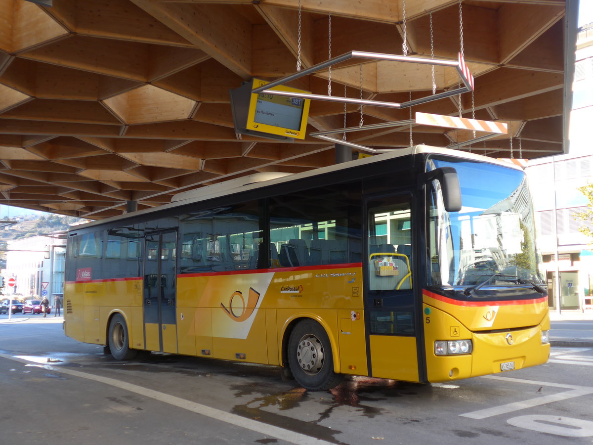 (176'628) - PostAuto Wallis - Nr. 5/VS 335'167 - Irisbus am 12. November 2016 beim Bahnhof Sion