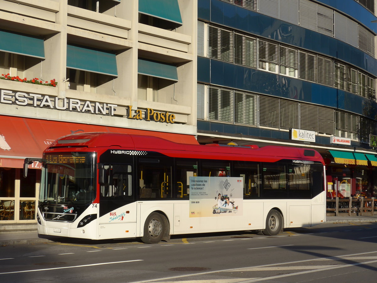 (176'634) - PostAuto Wallis - Nr. 74/VS 420'832 - Volvo am 12. November 2016 beim Bahnhof Sion