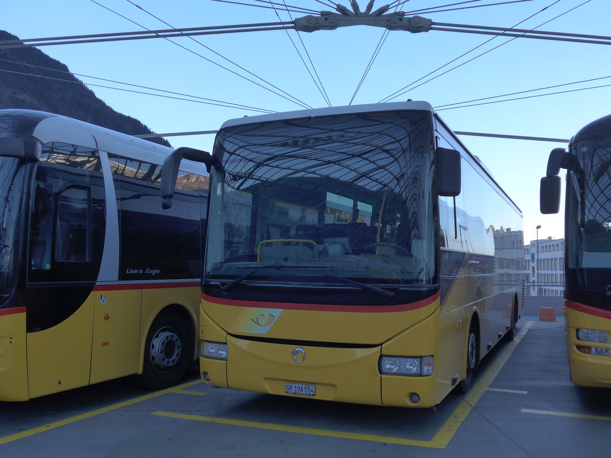 (177'054) - PostAuto Graubnden - GR 106'554 - Irisbus am 10. Dezember 2016 in Chur, Postautostation