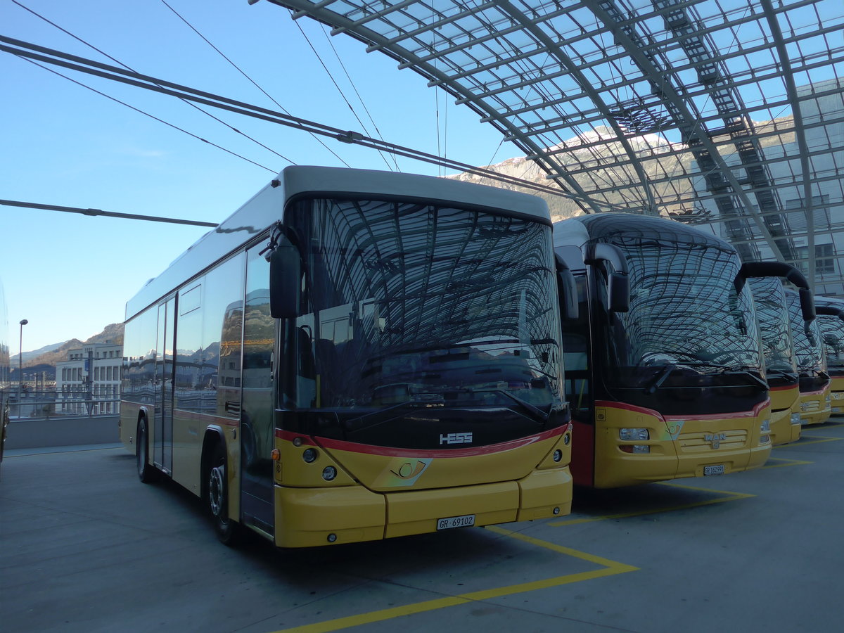 (177'086) - PostAuto Graubnden - GR 69'102 - Scania/Hess am 10. Dezember 2016 in Chur, Postautostation