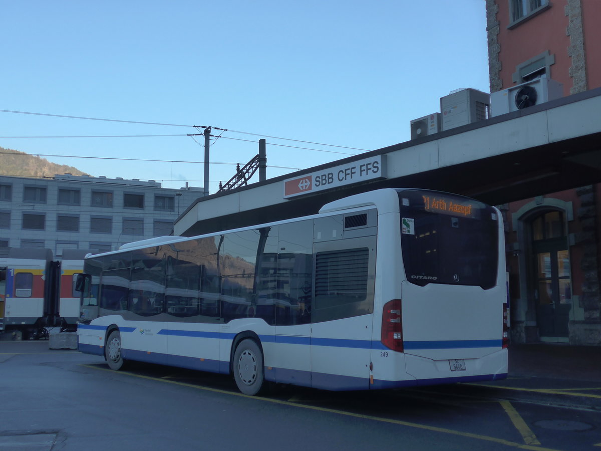 (177'123) - Auf der Maur, Steinen - Nr. 249/SZ 5440 - Mercedes am 10. Dezember 2016 beim Bahnhof Arth-Goldau