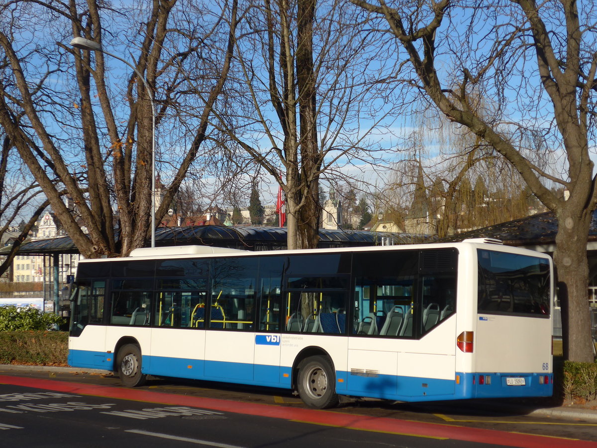 (177'142) - VBL Luzern - Nr. 68/LU 15'093 - Mercedes am 11. Dezember 2016 beim Bahnhof Luzern