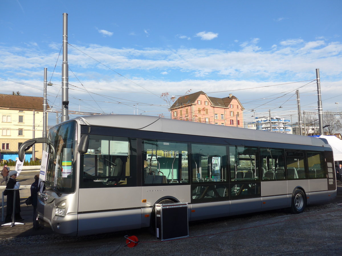 (177'145) - AAGR Rothenburg - Iveco am 11. Dezember 2016 beim Bahnhof Emmenbrcke Sd