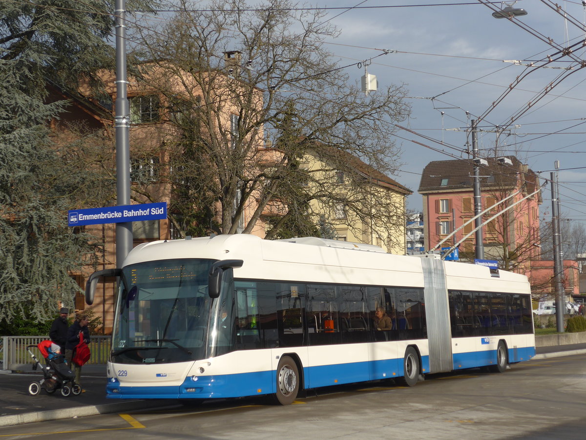 (177'159) - VBL Luzern - Nr. 229 - Hess/Hess Gelenktrolleybus am 11. Dezember 2016 beim Bahnhof Emmenbrcke Sd