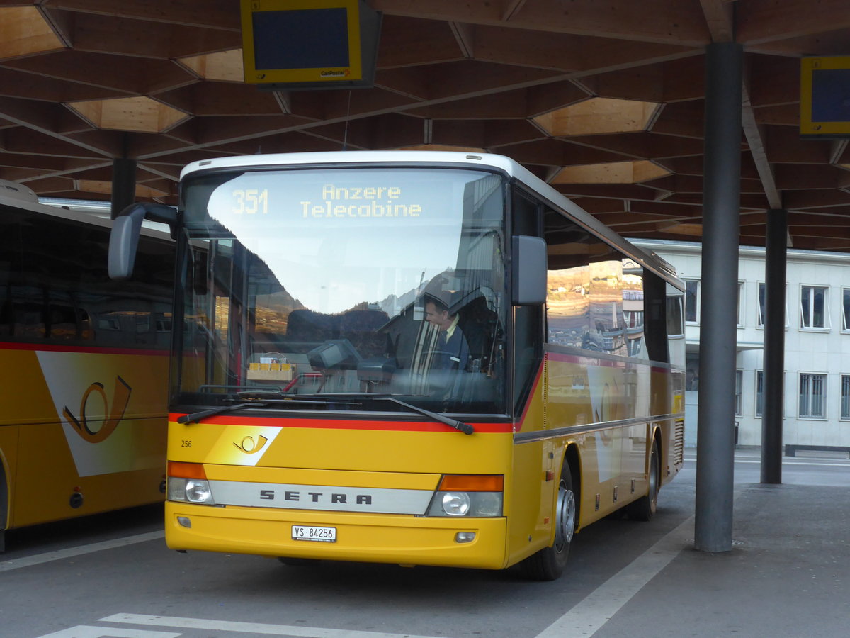 (177'237) - Buchard, Leytron - Nr. 256/VS 84'256 - Setra (ex Rey, Ayent) am 18. Dezember 2016 beim Bahnhof Sion