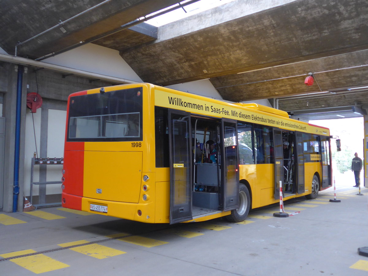 (177'374) - Aus Dnemark: ARRIVA - Nr. 1998/VS 455'774 - Ebusco am 26. Dezember 2016 in Saas-Fee, Postautostation (Einsatz PostAuto)