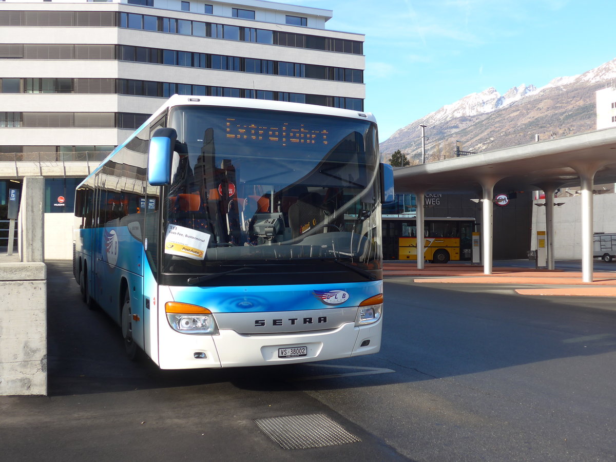 (177'376) - LLB Susten - Nr. 2/VS 38'002 - Setra am 26. Dezember 2016 beim Bahnhof Visp (Einsatz PostAuto)