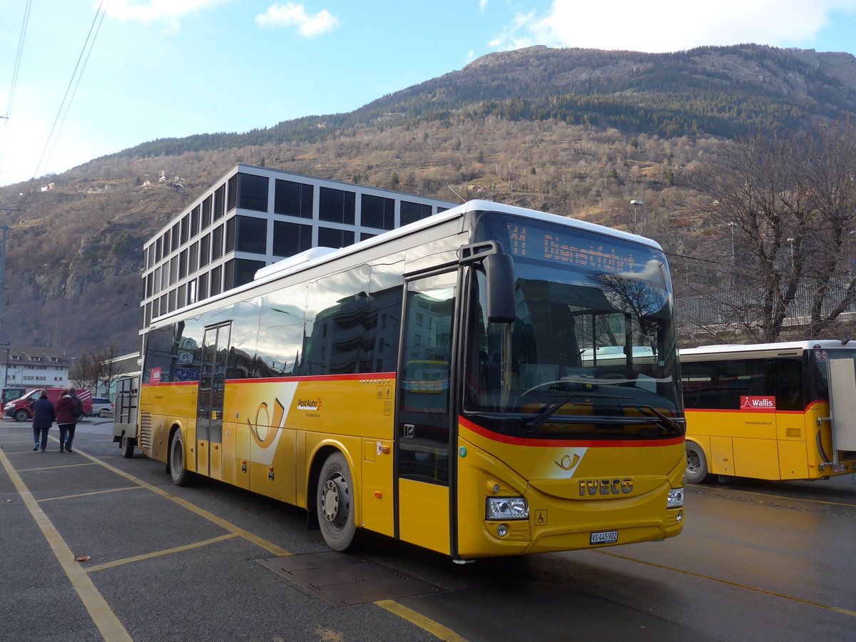 (177'406) - PostAuto Wallis - VS 445'902 - Iveco am 26. Dezember 2016 beim Bahnhof Brig