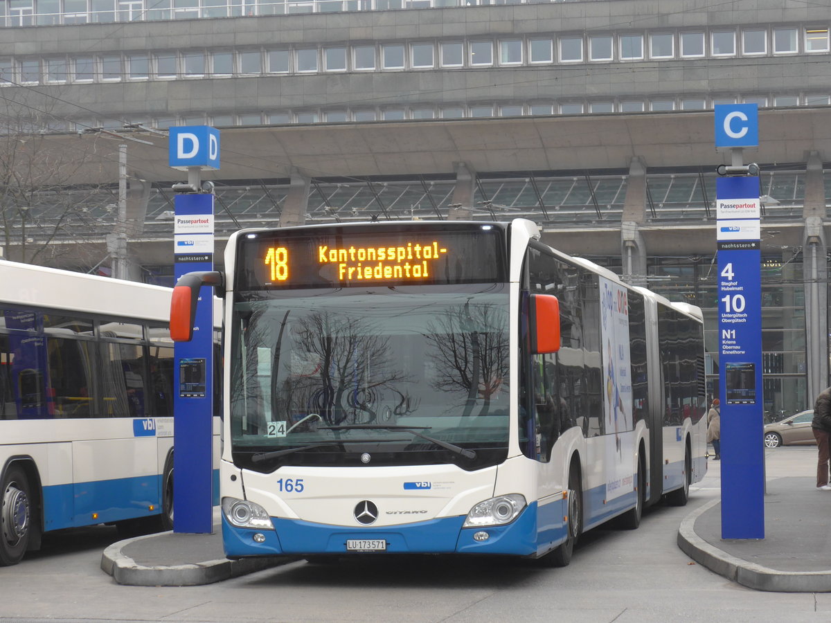 (177'458) - VBL Luzern - Nr. 165/LU 173'571 - Mercedes am 30. Dezember 2016 beim Bahnhof Luzern