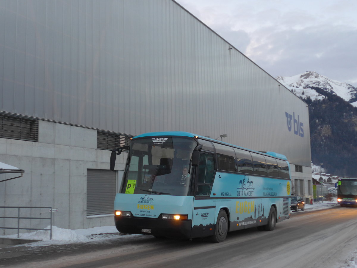 (177'622) - Gast, Utzenstorf - SO 135'569 - Neoplan (ex Seiler, Gerlafingen) am 7. Januar 2017 beim Bahnhof Frutigen