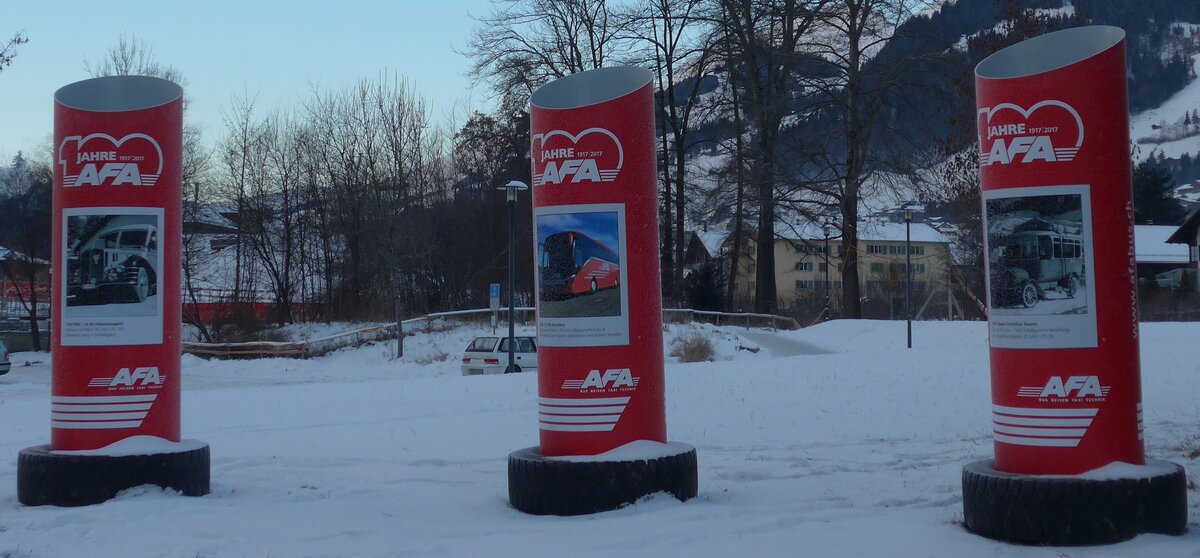 (177'634) - Plakatsulen Fr 100 Jahre 1917 2017 AFA am 7. Januar 2017 beim Bahnhof Frutigen