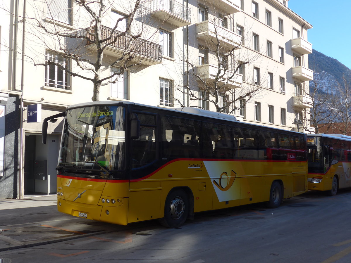 (178'126) - TSAR, Sierre - VS 75'035 - Volvo (ex Epiney, Ayer) am 21. Januar 2017 beim Bahnhof Sierre (prov. Haltestelle)