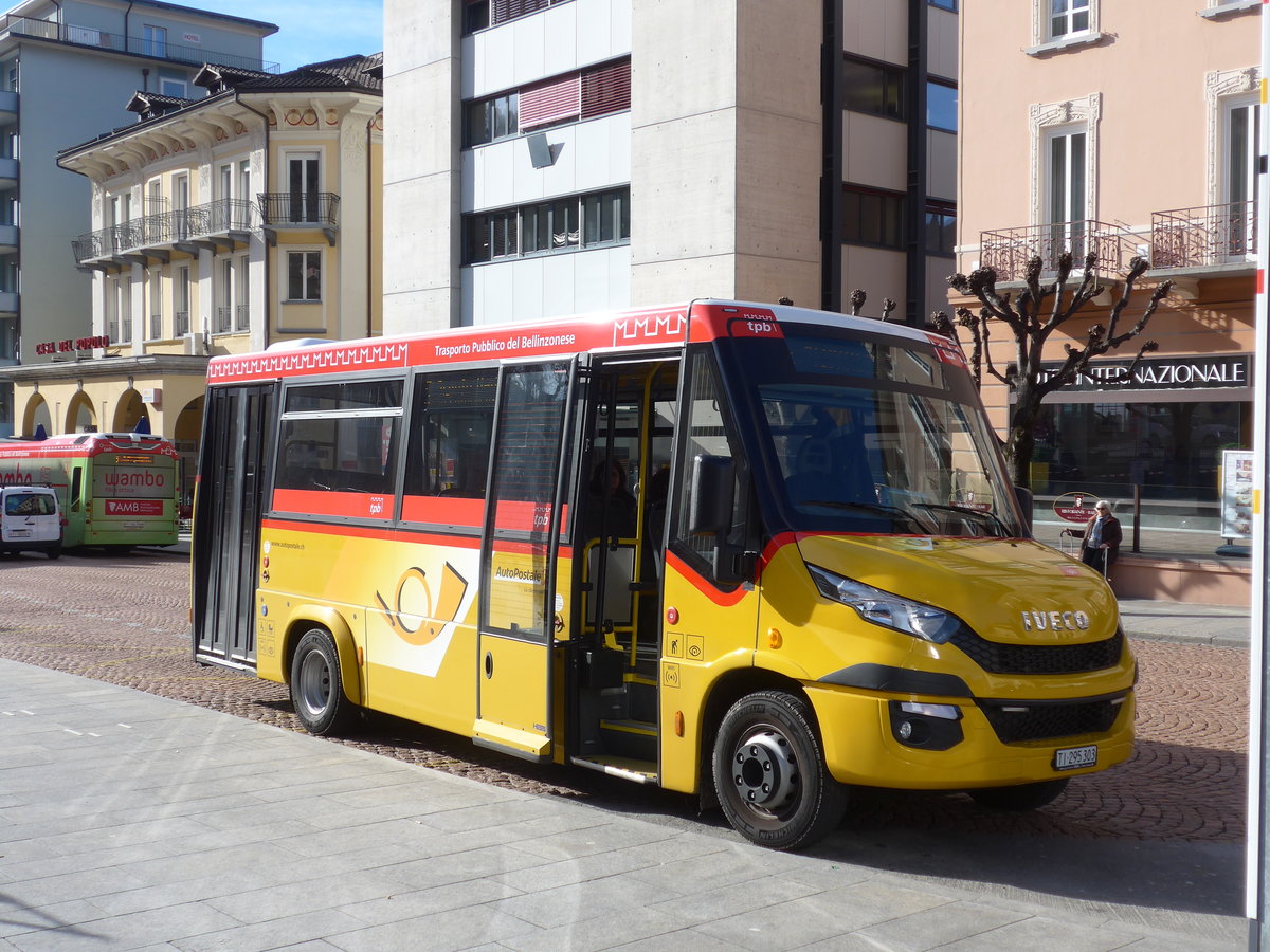 (178'366) - AutoPostale Ticino - TI 295'303 - Iveco/Sitcar am 7. Februar 2017 beim Bahnhof Bellinzona