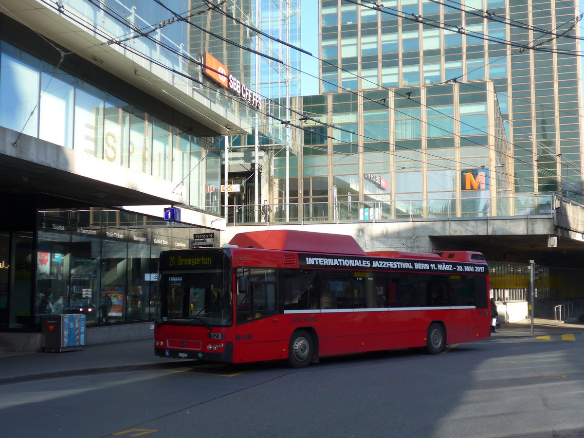 (178'855) - Bernmobil, Bern - Nr. 123/BE 624'123 - Volvo am 11. Mrz 2017 beim Bahnhof Bern