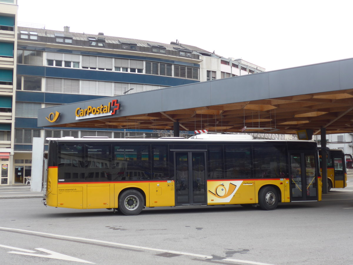 (178'943) - Lathion, Sion - Nr. 15/VS 202'870 - Volvo am 12. Mrz 2017 beim Bahnhof Sion