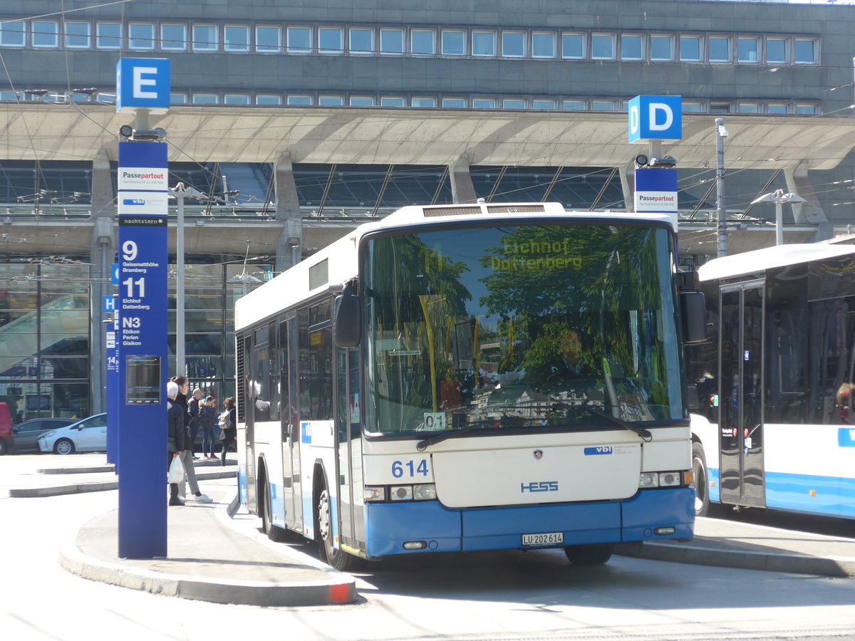 (179'837) - VBL Luzern - Nr. 614/LU 202'614 - Scania/Hess am 29. April 2017 beim Bahnhof Luzern