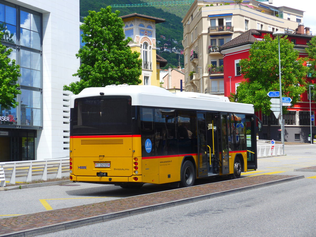 (180'085) - Starnini, Tenero - TI 262'020 - Scania/Hess am 13. Mai 2017 beim Bahnhof Locarno