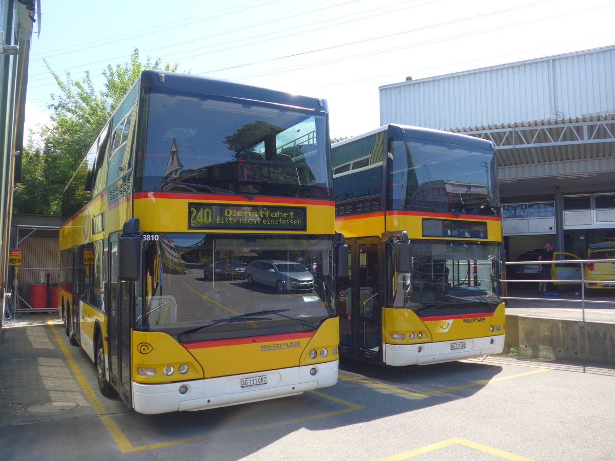 (180'377) - Schwizer, Goldach - SG 111'087 + SG 111'086 - Neoplan am 22. Mai 2017 in Goldach, Garage