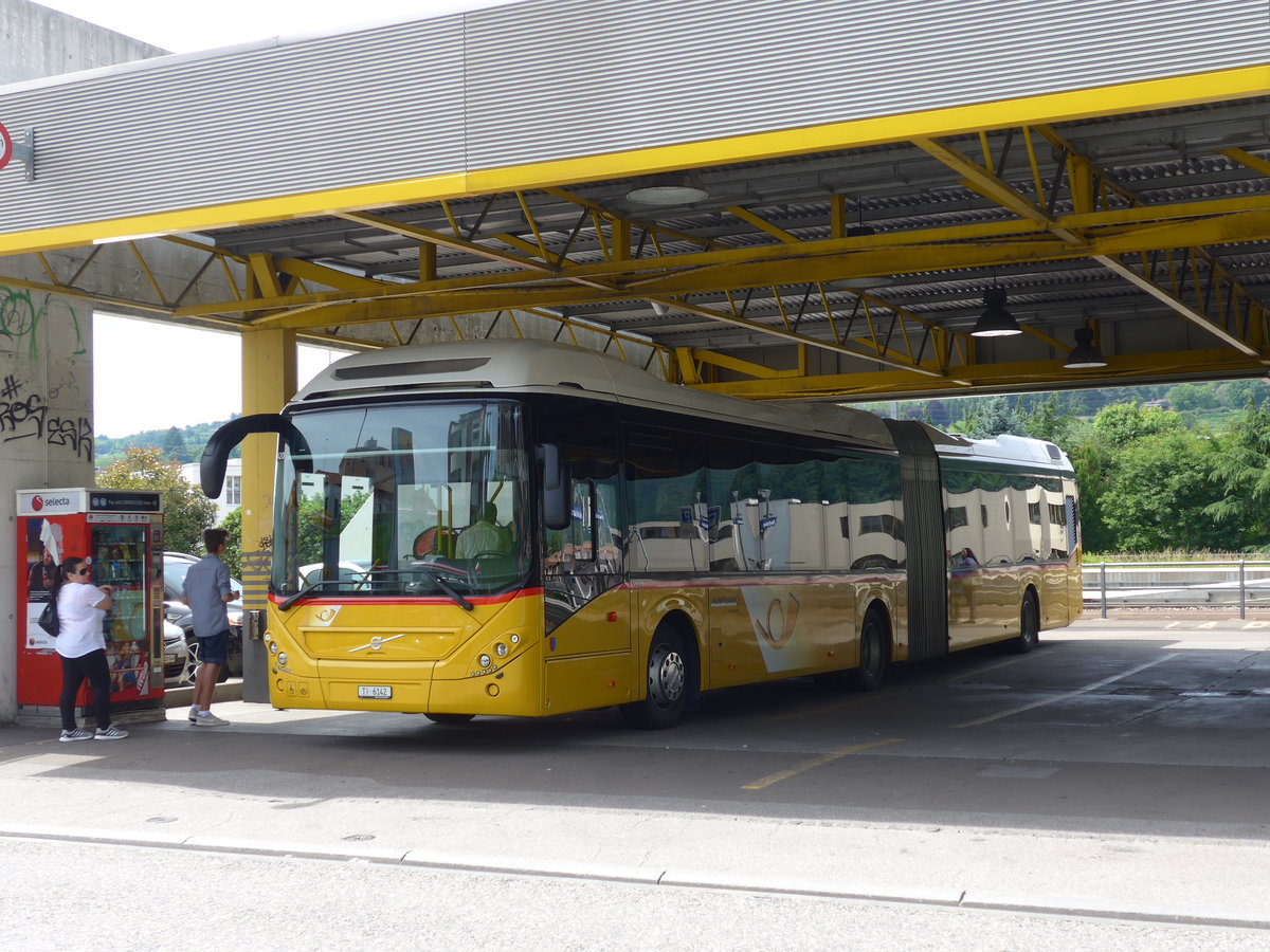 (180'587) - Autopostale, Mendrisio - TI 6142 - Volvo am 23. Mai 2017 beim Bahnhof Mendrisio