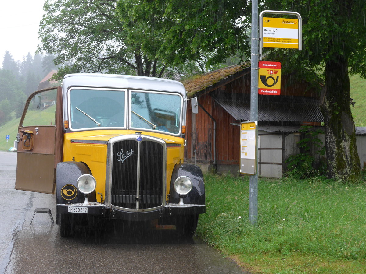 (180'928) - Schlapp, Cottens - FR 300'537 - Saurer/Saurer (ex SATEG, Lausanne; ex P 23'086; ex P 2138) am 4. Juni 2017 beim Bahnhof Emmenmatt