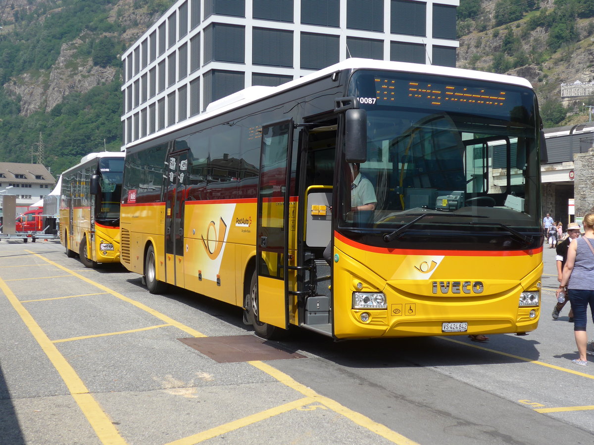 (181'324) - PostAuto Wallis - VS 424'842 - Iveco am 24. Juni 2017 beim Bahnhof Brig