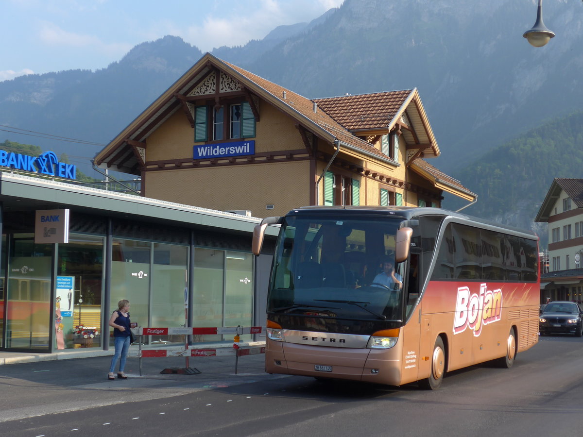 (181'529) - Bojan, Glattbrugg - ZH 882'745 - Setra am 24. Juni 2017 beim Bahnhof Wilderswil