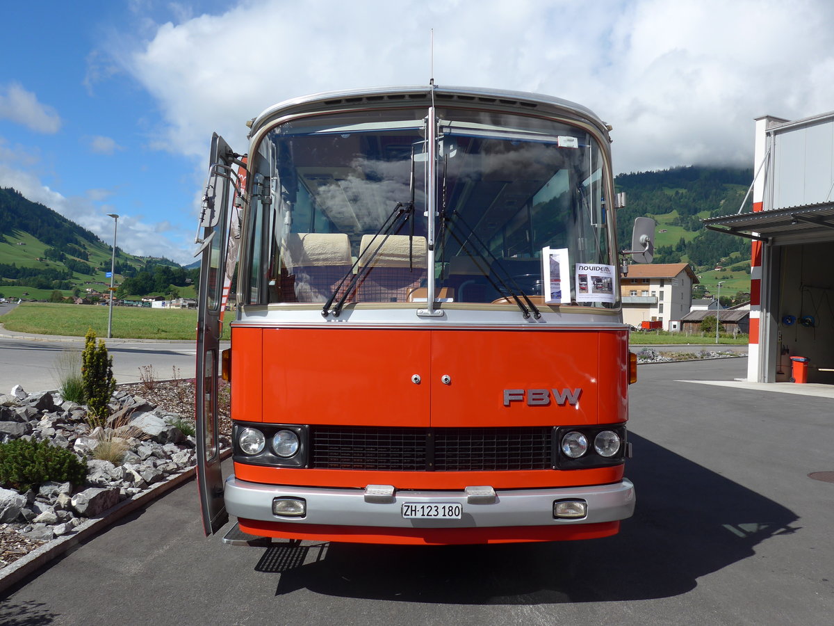 (181'641) - FBW-Club, Mnnedorf - ZH 123'180 - FBW/R&J (ex Tiemann, Oetwil Nr. 19; ex West, Brittnau; ex Wespe, Altsttten; ex AFA Adelboden Nr. 19) am 1. Juli 2017 in Frutigen, Garage AFA