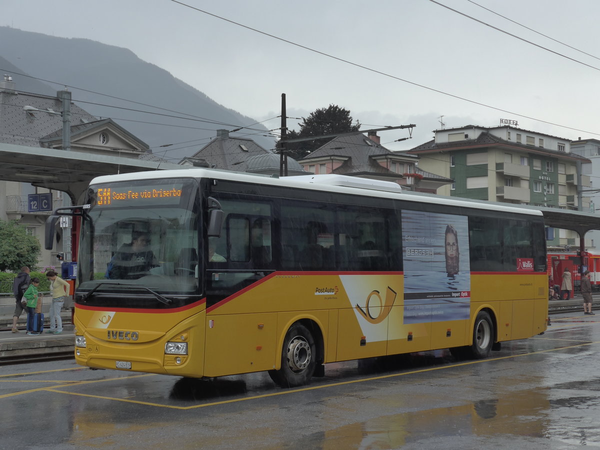 (181'878) - PostAuto Wallis - VS 424'839 - Iveco am 9. Juli 2017 beim Bahnhof Brig