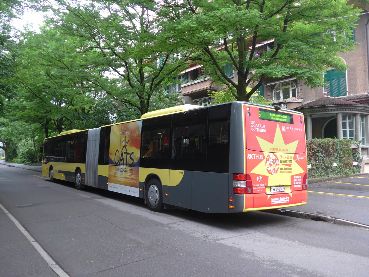 (181'898) - STI Thun - Nr. 142/BE 801'142 - MAN am 10. Juli 2017 beim Bahnhof Thun (prov. Haltestelle)