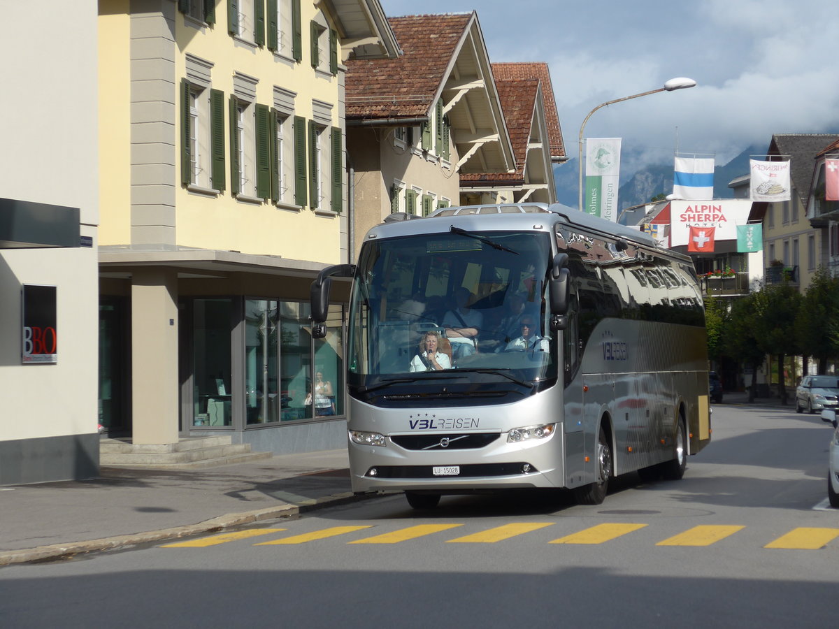 (182'185) - VBL Luzern - Nr. 806/LU 15'028 - Volvo am 23. Juli 2017 in Meiringen, Casino Platz