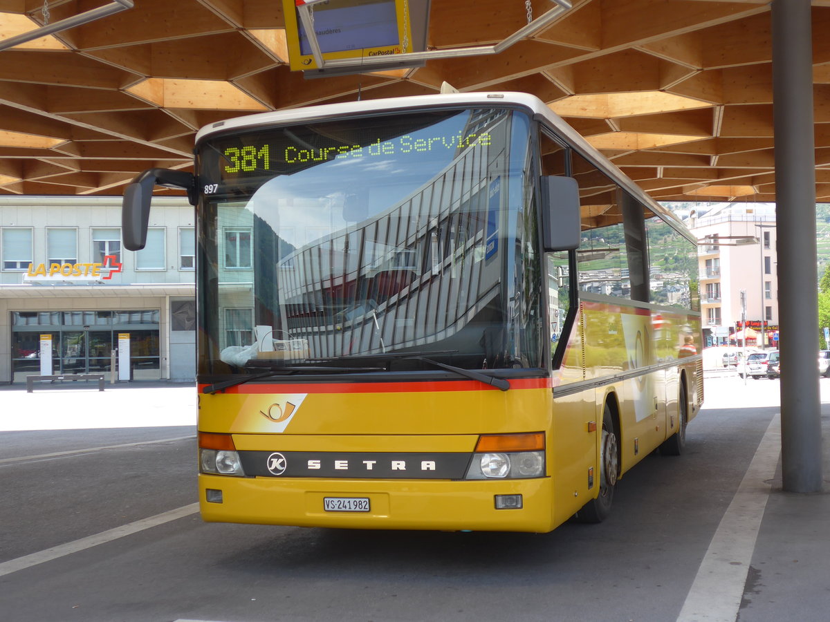 (182'202) - PostAuto Wallis - Nr. 32/VS 241'982 - Setra (ex Buchard, Leytron; ex PostAuto Wallis; ex Zimmermann, Visperterminen) am 23. Juli 2017 beim Bahnhof Sion