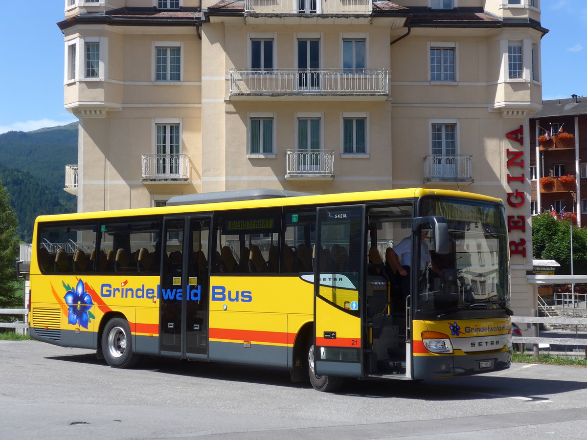 (182'351) - AVG Grindelwald - Nr. 21/BE 100'930 - Setra am 30. Juli 2017 beim Bahnhof Grindelwald