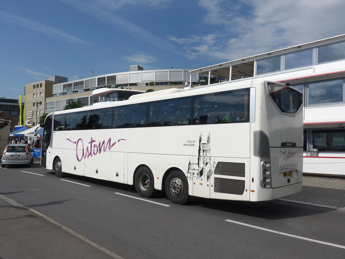 (182'467) - Aus England: Astons, Worcester - YN13 XYK - Scania am 31. Juli 2017 bei der Schifflndte Thun