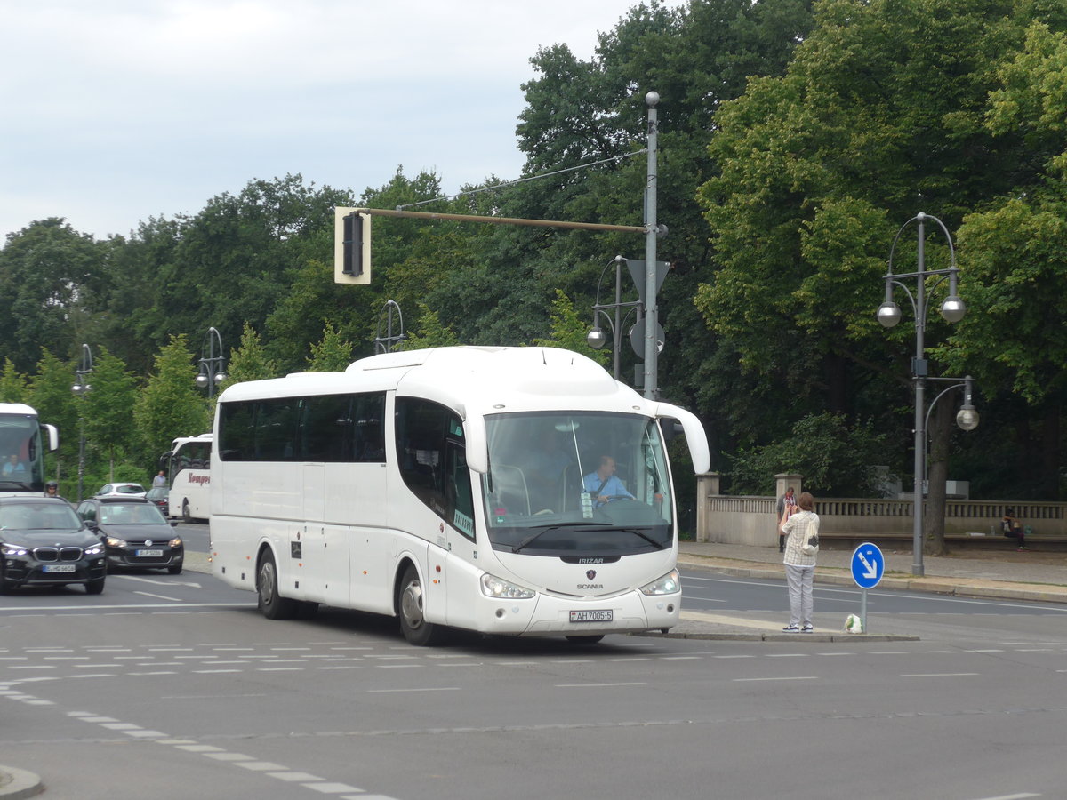 (183'263) - Aus Weissrussland: ??? - AH 7005-5 - Scania/Irizar am 10. August 2017 in Berlin, Brandenburger Tor