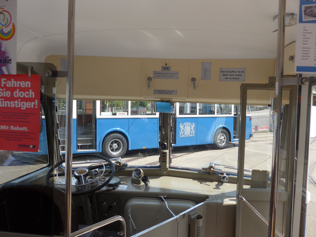 (183'738) - VBZ Zrich (TMZ) - Nr. 305/AG 9380 U - Saurer/Tscher am 20. August 2017 in Zrich, Burgwies (Innenaufnahme)